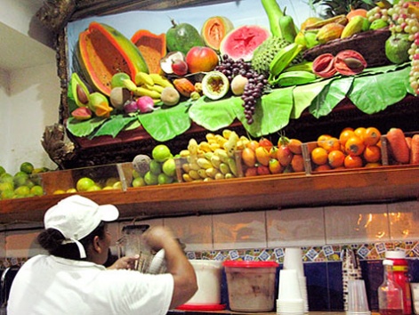 A Colombian woman making fresh jugos from La Esquina del Pan de Bono in Cartagena.